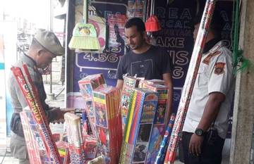 Penertiban Penjual Petasan di Meulaboh