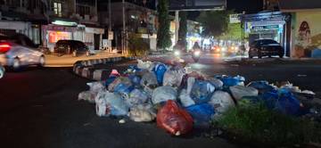 Tumpukan Sampah di Taman Hijriah Meulaboh