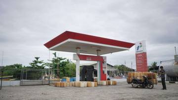 Antrian Jerigen di SPBUN Padang Seurahet