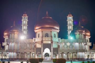 Penampakan Masjid Agung Baitul Makmur Meulaboh Malam Hari