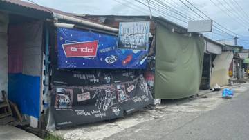 Pedagang Menutup Toko Jelang Sholat Jumat di Meulaboh