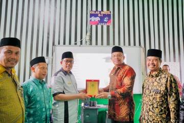 Pemberian Cendramata atas kunjungan Pembelajaran Digital HBS