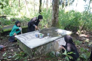 Mahasiswa turut andil dalam Aksi pembersihan Makam Belanda