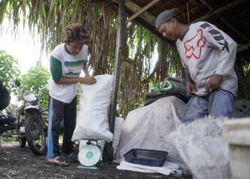 Syahruddin Hasilkan 80 Kg Arang Batok Kelapa