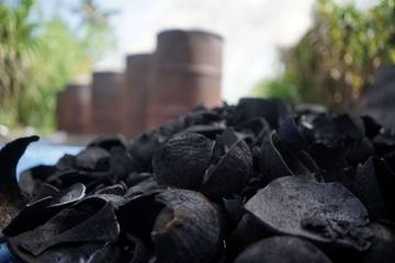Produsen Batok Kelapa Masih Bertahan di Meulaboh