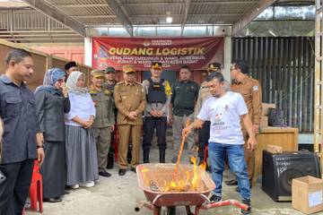 KIP Aceh Barat Memusnahan Kertas Suara yang Rusak 