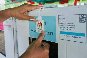 Penyegelan Kotak Suara di TPS 001 Desa Tungkop