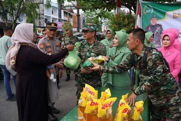 TNI dan Polri Bersinergi Gelar Bazar Murah dan Berbagi Takjil