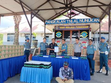 Lanal Nunukan Menyerahkan Barang Bukti Minyak Kemiri Ilegal Ke Bea Cukai Nunukan
