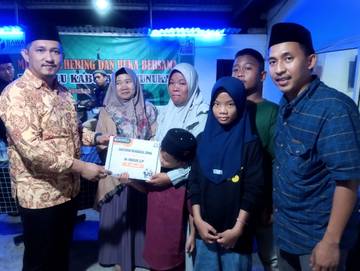 Tangis Haru Nurpadilah Saat Menerima Santunan