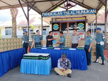 Bea Cukai Menerima Barang Bukti Minyak Kemiri Untuk Dimusnahkan