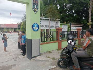 Para Guru Menyambut Kehadiran Siswanya di Gerbang Sekolah