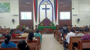 Hari Minggu Umat Kristen Batak Protestan Mengikuti Ibadah di Gereja