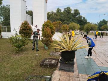Sambut Hari Pahlawan, TNI-Polri Bersih-bersih Taman Makam Pahlawan