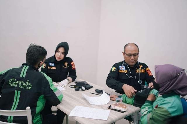 Pengobatan Gratis Ojol oleh Sie Dokkes Polrestabes Palembang 