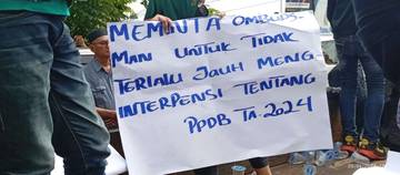 Ratusan Massa Menggelar Aksi Demo Di Kantor Ombusman 
