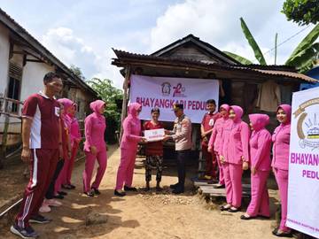 Bhayangkari Keluang Distribusikan 30 Paket Sembako untuk Warga