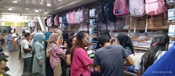 Jelang tahun Ajaran Baru, Pedagang Seragam Sekolah Mulai Ramai