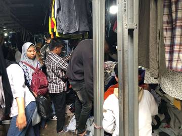 Pasar Pakaian Bekas atau BJ di Pasar 16 Palembang yang Selalu Ramai