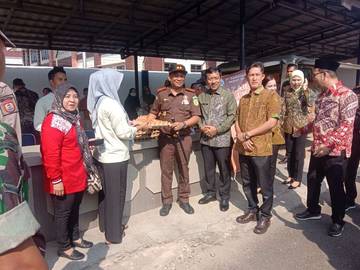 Kejari Banyuasin Gelar Donor Darah dan Operasi Pasar Murah