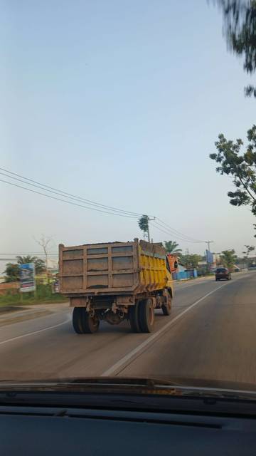 Truck Pasir Mengancam Keselamatan Pengendara di Palembang