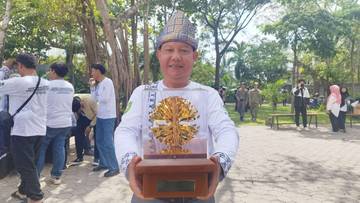 Perintis Kampung Sayur Cempako Rudi Harsam Raih Kalpataru