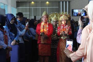 Pembawa Lilin Penyulutan Obor Tri Prasetya