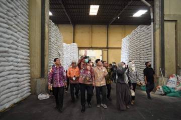 Penjabat Bupati Banyuasin Tinjau Gudang Pangan Stabilkan Stok Beras