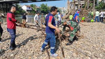 HUT TNI Gelar Bhakti Sosial Bersihkan Sungai Ogan