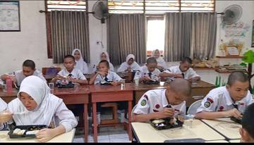Pemkot Palembang Gelar Simulasi Makan Bergizi di SMP Negeri 10