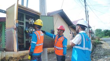 PLN Serahkan Bantuan Pasang Baru di Lubuk Linggau