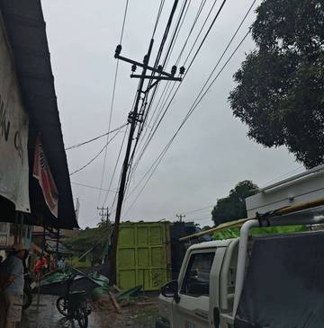 PLN Indralaya Cepat Pulihkan Listrik Akibat Truk Terguling