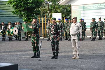 Korem 044/Gapo Adakan Upacara Bendera Bulanan Februari