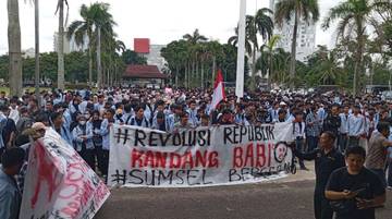 Ratusan Mahasiswa UIN Menggelar Demo Tuntut Efisiensi Anggaran