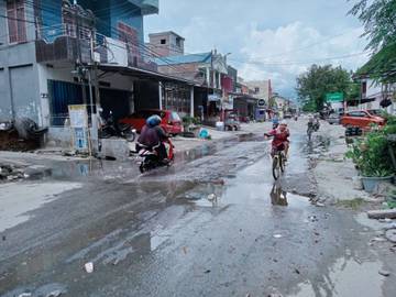 Jalan Manimbaya Digenangi Air dari Drainase