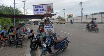Pedagang Kuliner Padati Jembatan Fly Over Pantoloan