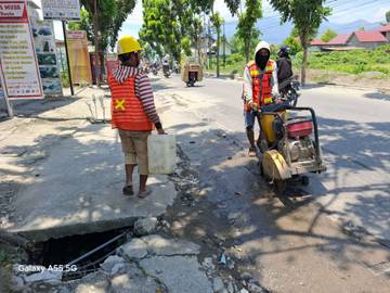 Pemotongan Aspal Rusak di Jalan Pue Bongo Kota Palu
