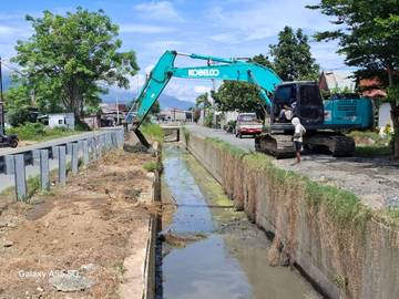 Pengerukan Sedimentasi dalam Perbaikan Tanggul Utara dan Selatan