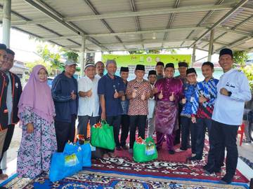 Konsulat Malaysia Berbagi Takjil dan Sembako 