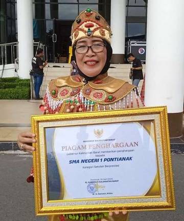 SMAN 1 Pontianak Terima Penghargaan di Hardiknas 2024