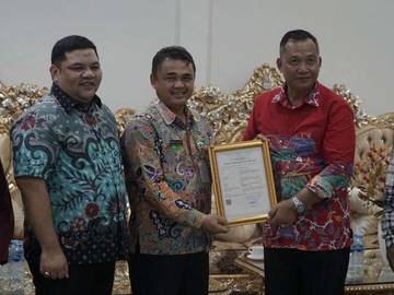 Kemenkumham Kalbar Serahkan Surat Pencatatan Ciptaan Pemda Bengkayang