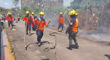 BPBD Kubu Raya Padamkan Kebakaran Lahan di Parit Bugis