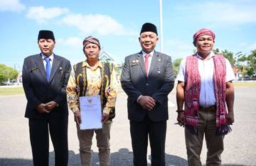 Sekda Ketapang Serahkan SK Perlindungan Masyarakat Adat Dayak