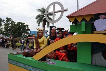 Kafilah MTQ Kalbar Ikuti Pawai Ta'aruf MTQ Nasional