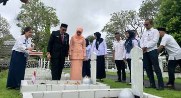 Angkasawan dan Angkasawati RRI Pontianak Ziarah Makam Pahlawan 
