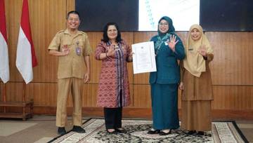 BKKBN Berikan Penghargaan kepada Ketua TP-PKK Sambas