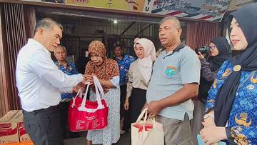Penyerahan Bantuan untuk Korban Kebakaran di Pontianak