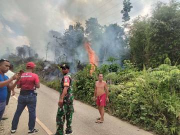 Babinsa Bonti Bersama Warga Berjibaku Padamkan Karhutla 