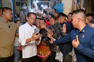 Jokowi Pantau Harga Bahan Pokok di Pasar Mawar 
