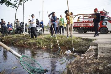 Pemkot bersama Warga Gotong Royong Bersihkan Parit